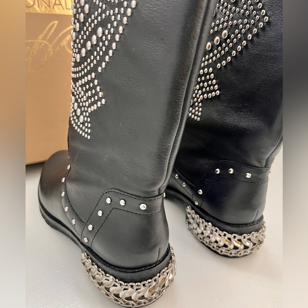 Donald Pliner MAC Boots are in excellent condition. - Picture 6 of 8